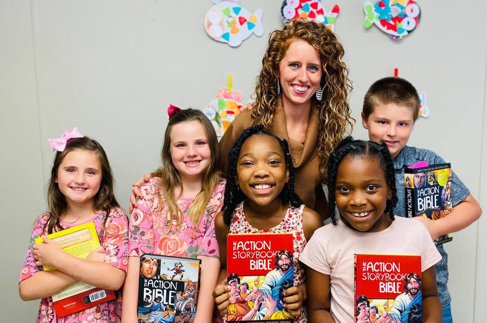 A professora Hannah Sailsbury leva Bíblias a escolas públicas. (Foto: Bibles in Schools)