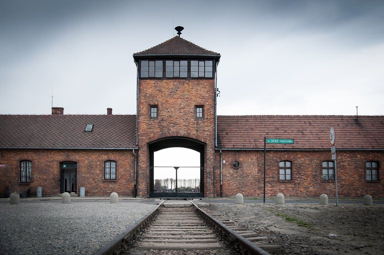 Campo de Auschwitz foi palco de mais de 1 milhão de morte de judeus. (Foto: Reprodução / Maxpixel)