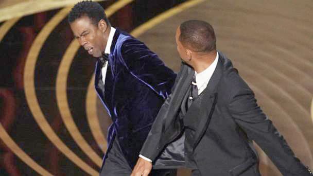 O ator Will Smith dá um tapa no rosto do comediante Chris Rock. (Foto: Reprodução/ABC News) 