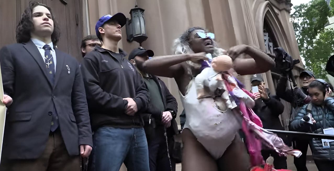 Mulher simula aborto com uma boneca diante de manifestantes pró-vida, em Nova York. (Captura de tela YouTube FreedomNewsTV)