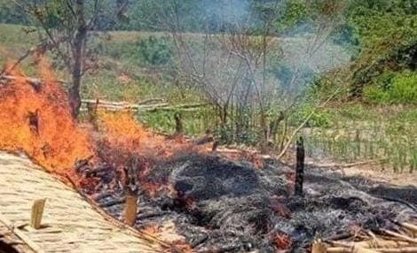 Casa de uma família cristã totalmente destruída pelo fogo. (Foto: Portas Abertas)