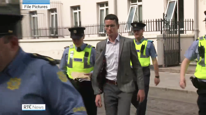 Enoch Burke teve liminar negada e voltou à prisão. (Foto: Captura de tela/RTÉ News)