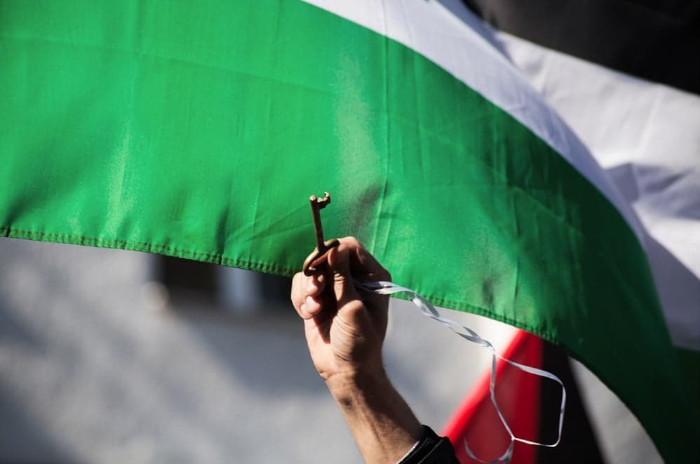 Bandeira e chave palestina. (Foto: Montecruz Foto/Wikimedia Commons)