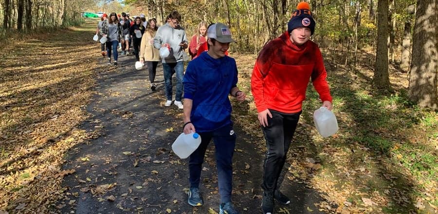 O grupo de jovens já ajudou a construir três poços no campo missionário. (Foto: AG News).
