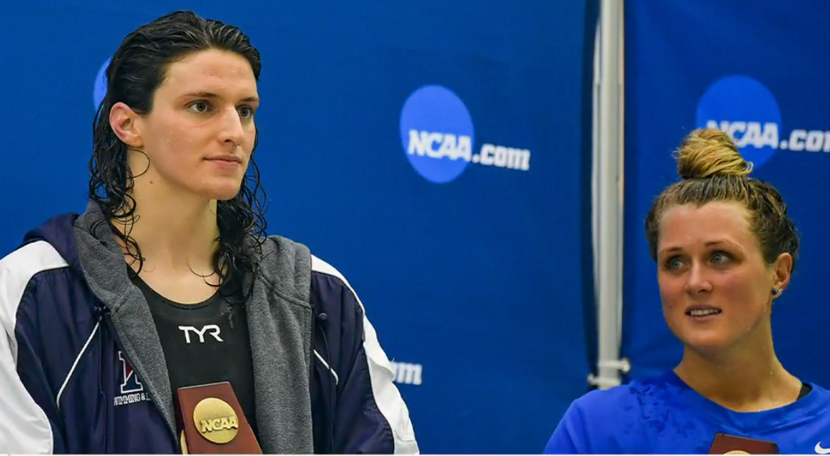 A atleta trans Lia Thomas [em primeiro plano] e Riley Gaines, hoje advogada [ao fundo], durante competição de natação. (Captura de tela/Fox News)