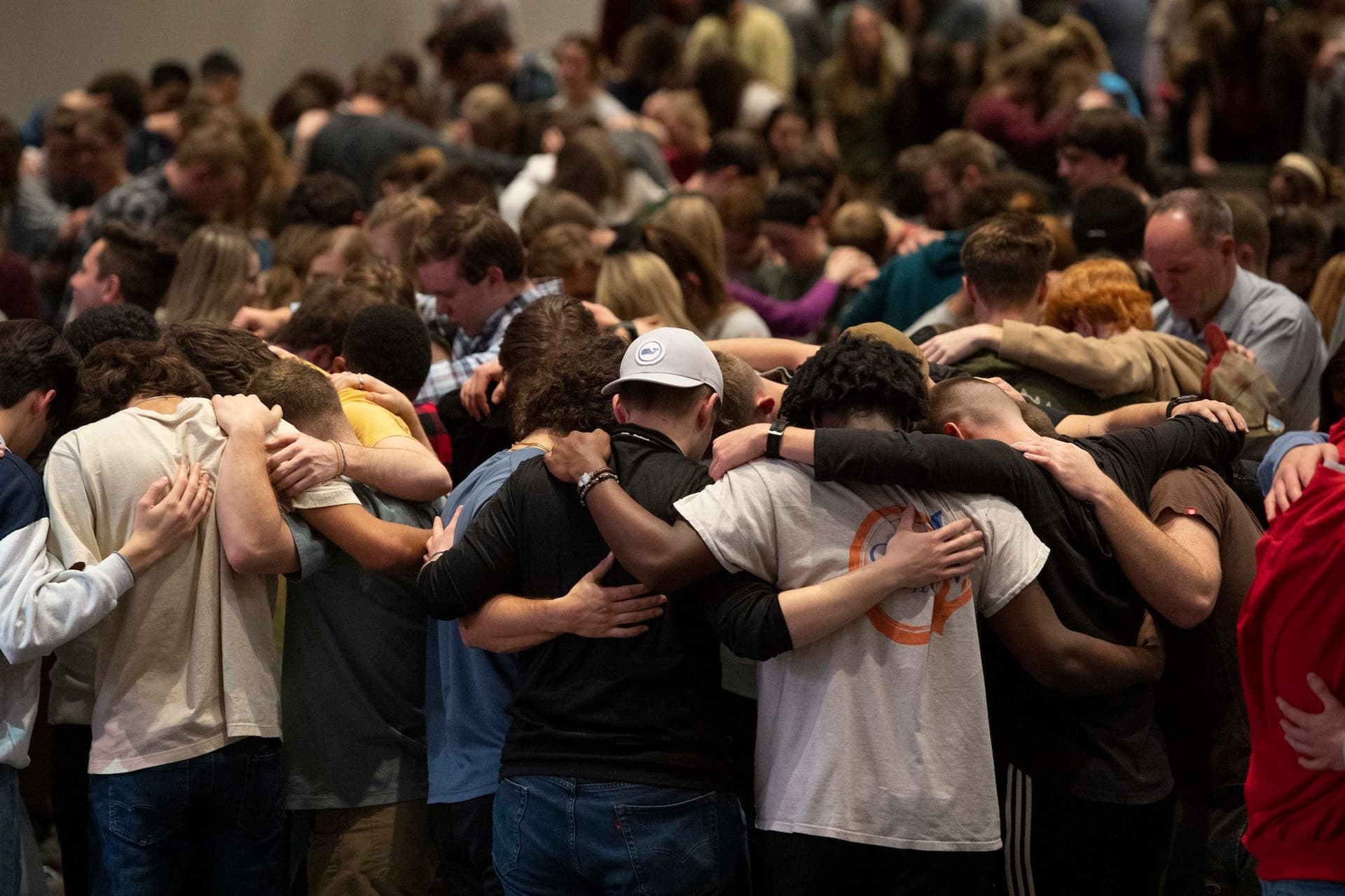 Alunos da universidade em culto de adoração. (Foto: Reprodução/Facebook/Cedarville University)
