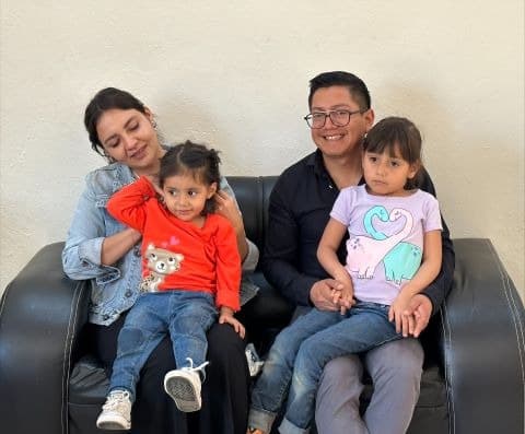 Helena, Mateo e suas duas filhas. (Foto: Reprodução/Voz dos Mártires)