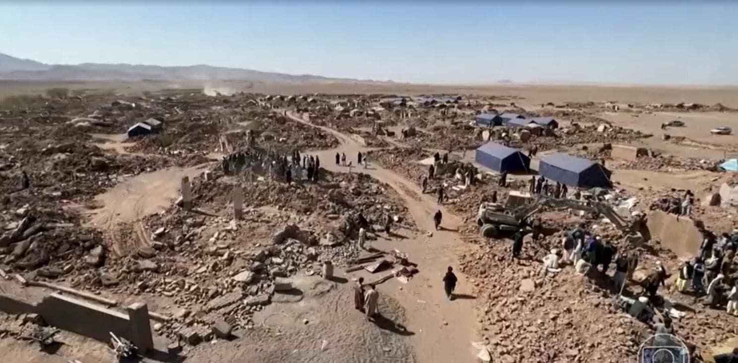 Cenas do Afeganistão após os terremotos. (Captura de tela/Vídeo Jornal Nacional)