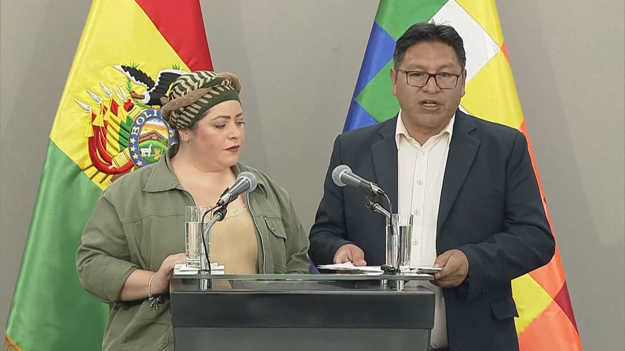 María Nela Prada, ministra da Presidência da Bolívia, e Freddy Mamani, o vice-chanceler das Relações Exteriores anunciam decisão. (Captura de tela/YouTube/AFP)
