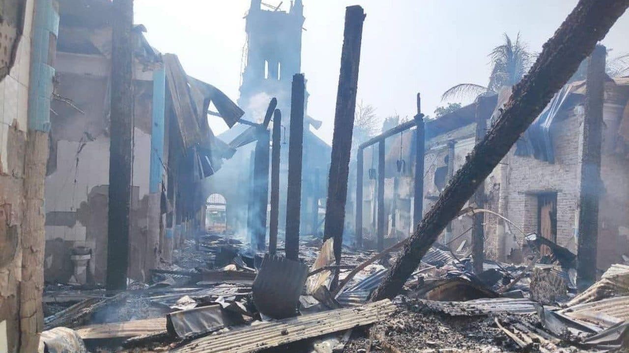 Igreja cristã destruída no vilarejo de Chan Thar, em Mianmar. (Foto: Agência ECCLESIA/AIS)