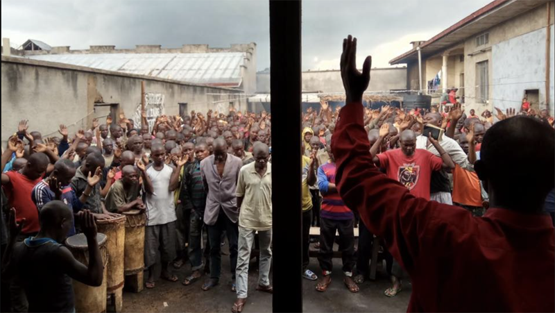 Culto na missão do Congo. (Foto: Facebook/LOVE YOUR NEIGHBOR AFRICA).