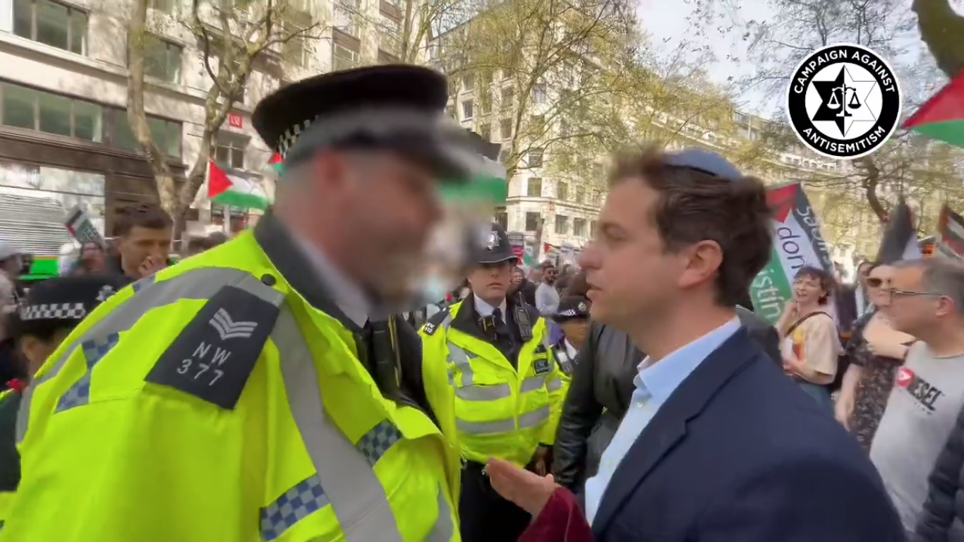 Gideon Falter foi abordado e ameaçado pela polícia. (Foto: Reprodução/X/Campaign Against Antisemitism).