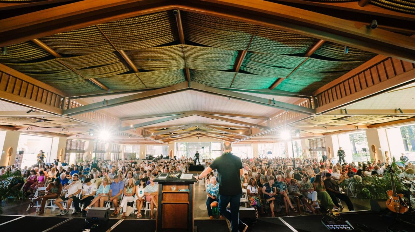 Culto em Maui. (Foto: Reprodução/X/Greg Laurie)