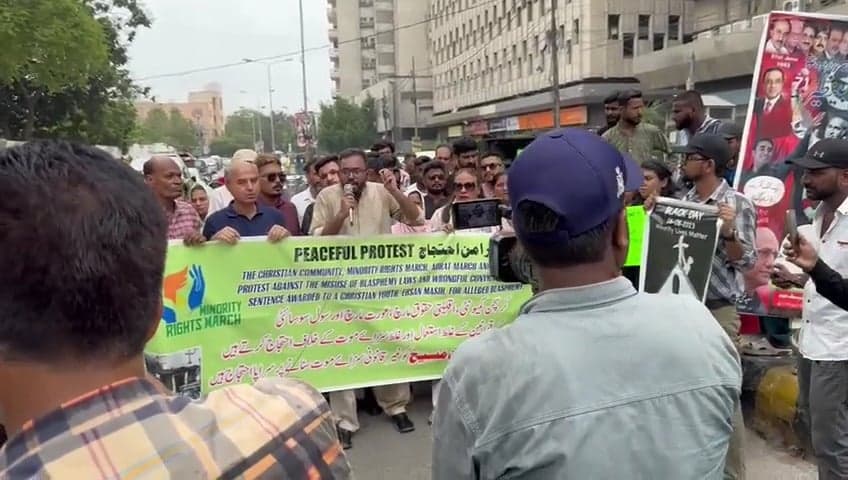 Protesto contra a sentença de morte de cristão em Sahiwal, após veredicto de blasfêmia. (Captura de tela/YouTube/Crossway TV)