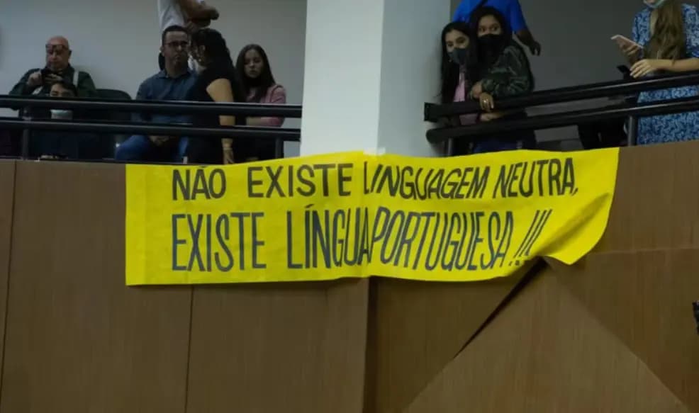 Manifestantes protestam contra a linguagem neutra na Câmara dos Vereadores de Belo Horizonte. (Foto: Divulgação/Câmara dos Vereadores de Belo Horizonte).