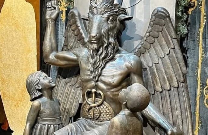 Estátua do ídolo pagão Baphomet, utilizada pelo Templo Satânico. (Foto: The Satanic Temple/Instagram)