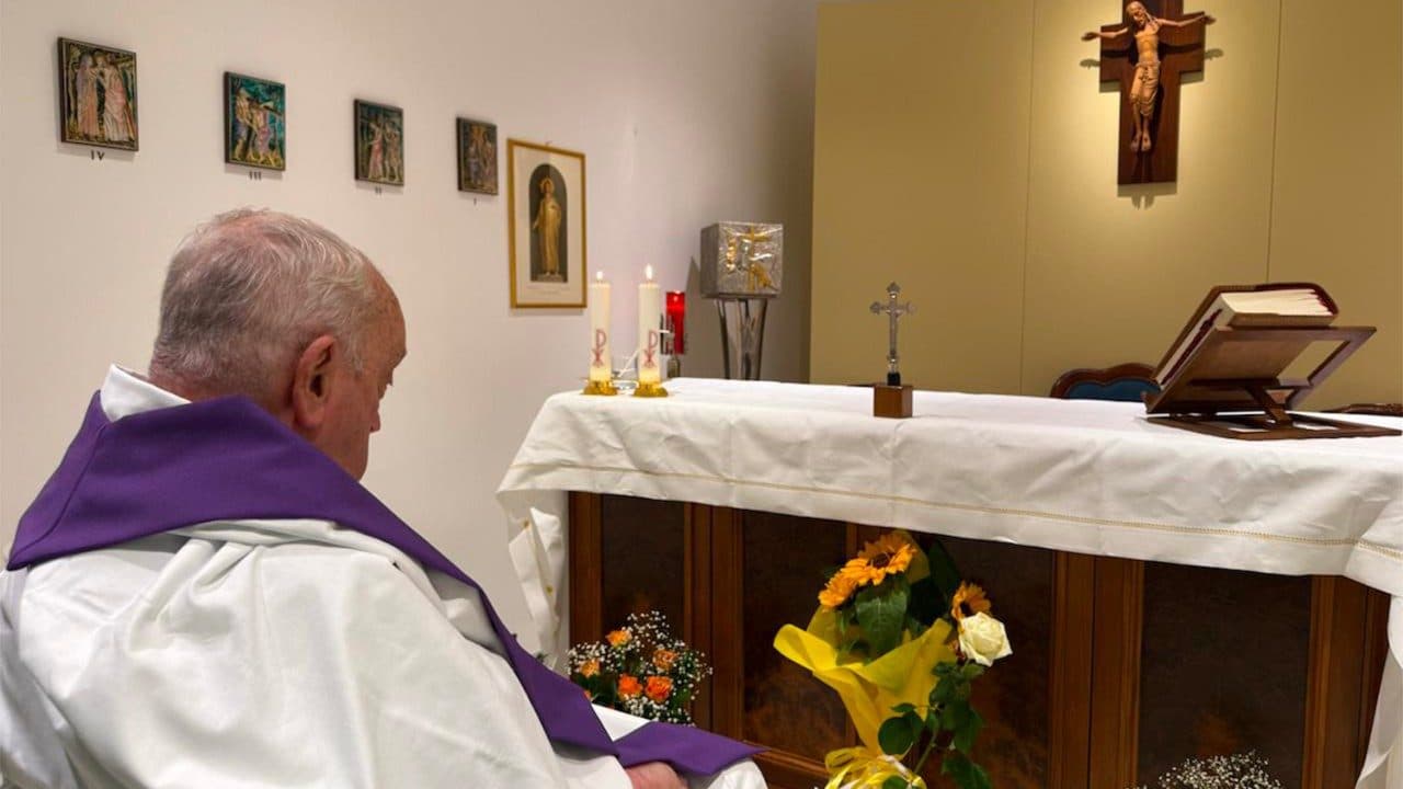 A primeira foto do Papa Francisco desde que foi internado no Hospital Gemelli em 14 de fevereiro. (Foto: Sala de Imprensa da Santa Sé)