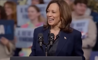 Kamala Harris zomba de cristãos em seu comício após ouvir exaltação a Jesus. (Captura de tela/YouTube/T-SPLY)