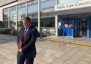 Adam Smith-Connor ora em frente ao Tribunal de Poole. (Foto: ADF International)