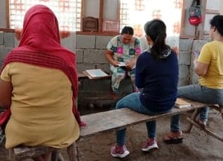 Mulheres estudando a Bíblia. (Foto: Reprodução/IMB)