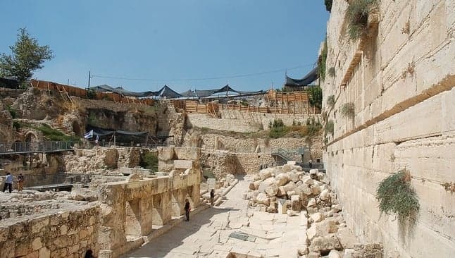 Sítio arqueológico no entorno do Monte do Templo, em Jerusalém. (Foto: Wikimedia Commons/David King)