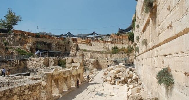 Sítio arqueológico no entorno do Monte do Templo, em Jerusalém. (Foto: Wikimedia Commons/David King)