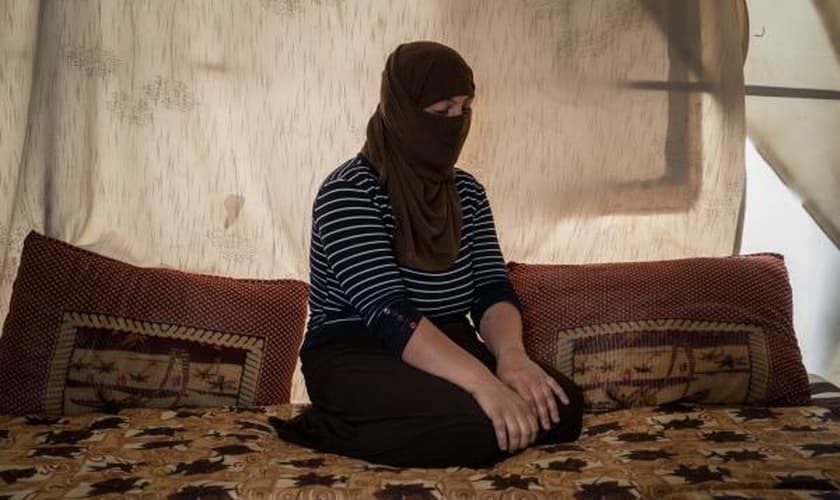 Foto de uma mulher foi postada recentemente por um dos combatentes do Estado Islâmico no Facebook, em forma de anúncio. (Foto: Washington Post)