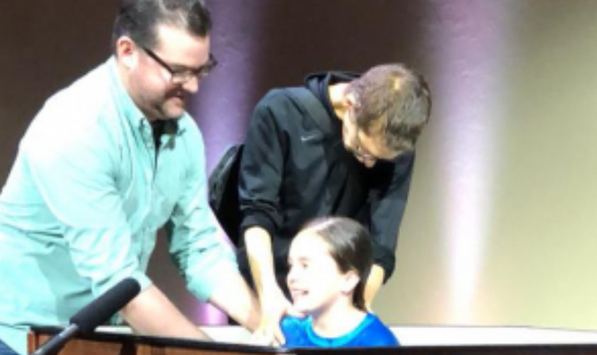 Shane Hall estava lutando contra o câncer há três anos, mas não queria partir sem antes ver sua filha sendo batizada. (Foto: Reprodução).