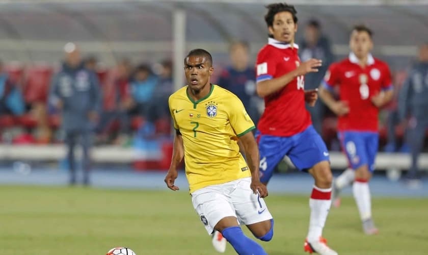 Douglas Costa voltou a trabalhar com o time sem limitações após a lesão na coxa esquerda. (Foto: Rafael Ribeiro/CBF)