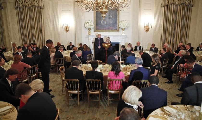 Donald Trump cumprimenta líderes evangélicos na Sala de Jantar de Estado da Casa Branca. (Foto: AP Photo/Alex Brandon)