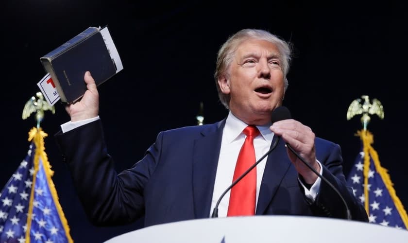 Trump segura sua própria Bíblia durante discurso, em Washington, EUA. (Foto: CNN)