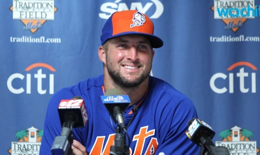 Tim Tebow foi destaque na Liga de Futebol Americano e hoje atua com bom desempenho no time de beisebol dos Mets. (Imagem: Reprodução)