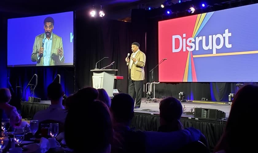 O pastor Tony Evans discursa na conferência de conselheiros do Reino de 2019 em Orlando, Flórida. (Foto: Reprodução/Gospel Herald)