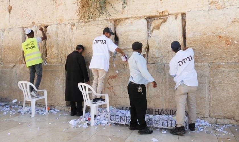 Jerusalém israel 25 de abril o homem judeu reza o muro é o lugar