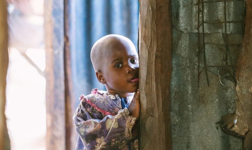 : Família de oito pessoas no Quênia vive uma vida nômade desde que sua casa foi incendiada em março de 2019. (Foto: Reprodução/IMB)