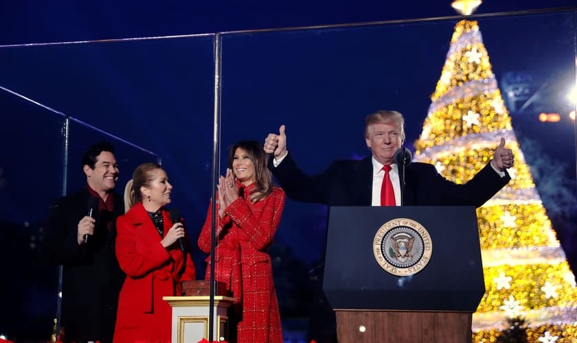 Donald Trump e Melania participam de cerimônia de iluminação da Árvore de Natal Nacional. (Foto: Jonathan Ernst/Reuters)