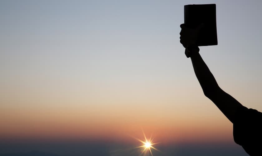 A palavra de Deus é a principal ferramenta para vencer o medo. (Foto: Freepik/Jcomp)