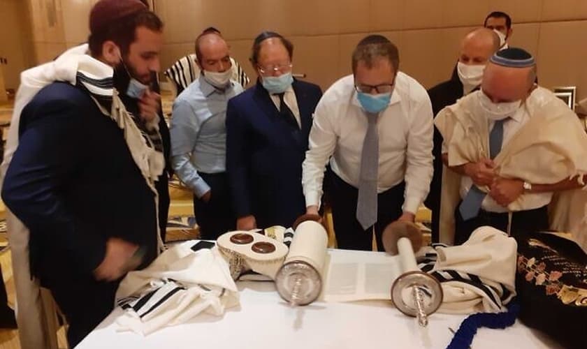 Judeus se reuniram para orar pela paz em Abu Dhabi, nos Emirados Árabes Unidos. (Foto: Raphael Ahren/Times of Israel)