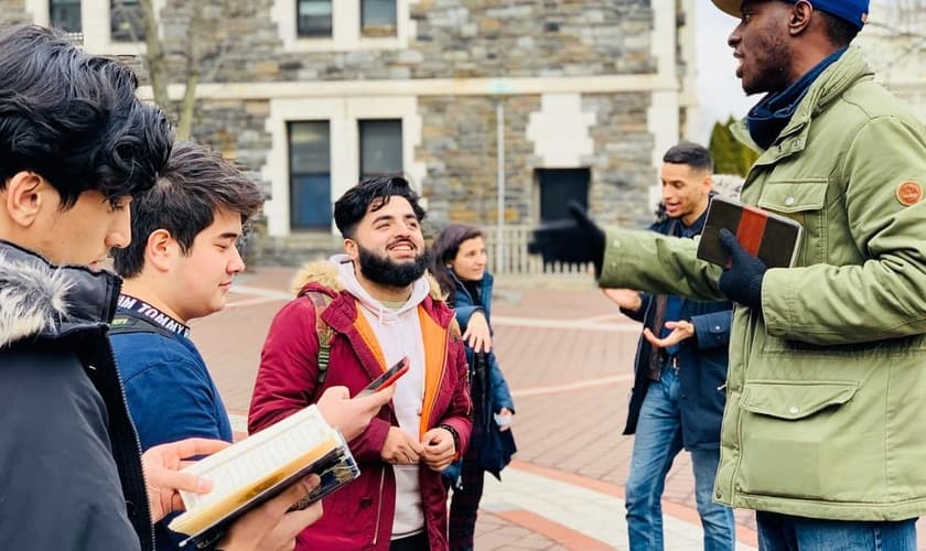 Jovens evangelizam durante trote em universidade