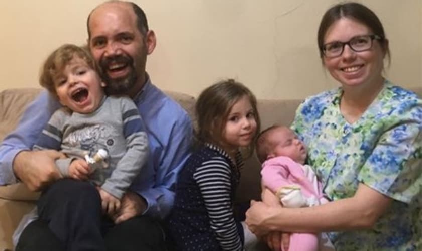 O Pr. Zach Balon, sua esposa Joy Subaşıgüller e seus 3 filhos (todos cidadãos turcos) foram expulsos da Turquia. (Foto: Reprodução / Goshen International)