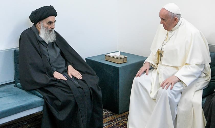 Papa Francisco em encontro com o Grande Aiatolá Ali al-Sistani em Najaf, no Iraque. (Foto: Vaticano/AP)