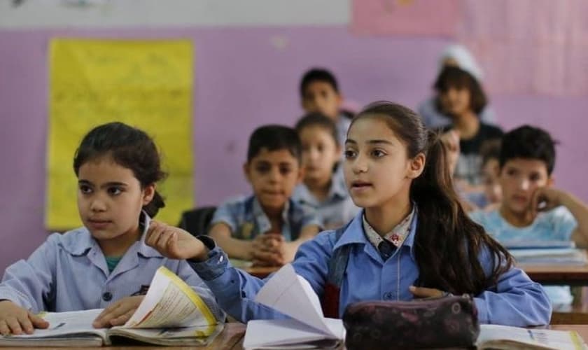 Classe de crianças em escola do Egito. (Foto: Reprodução / Daily News Egypt).