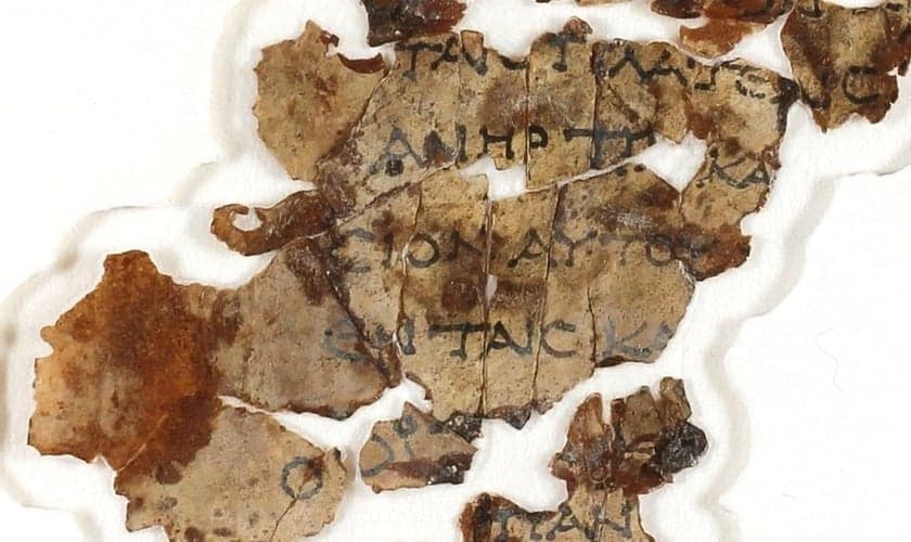 As dezenas de fragmentos do rolo bíblico são traduções gregas dos livros proféticos. (Foto: Autoridade de Antiguidades de Israel).. 