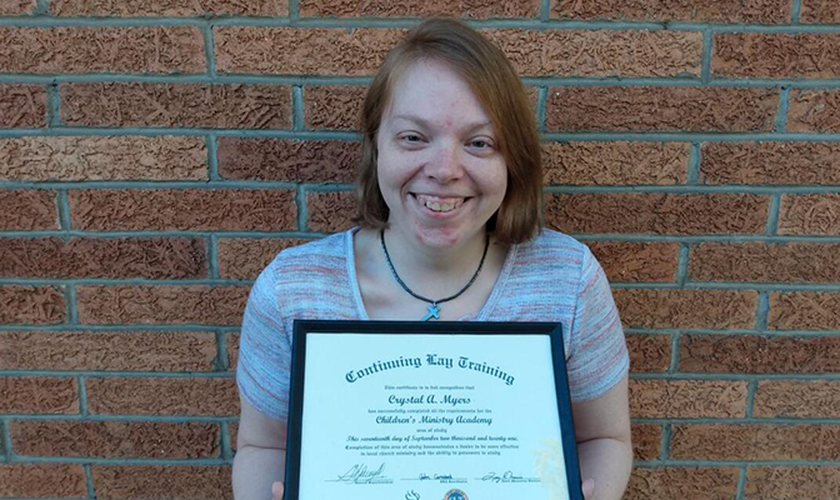 Após curso, Crystal conseguiu seu certificado para servir em sua igreja local. (Foto: Reprodução / Nazarene)