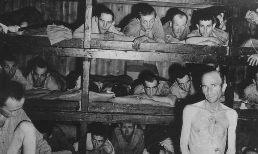 Prisioneiros no campo de concentração de Buchenwald, Alemanha. (Foto: US Holocaust Memorial Museum).