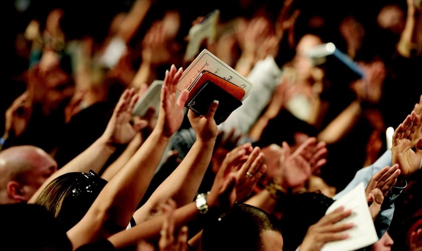 Fiéis participam de culto evangélico. (Foto: Jae French / Pixabay)