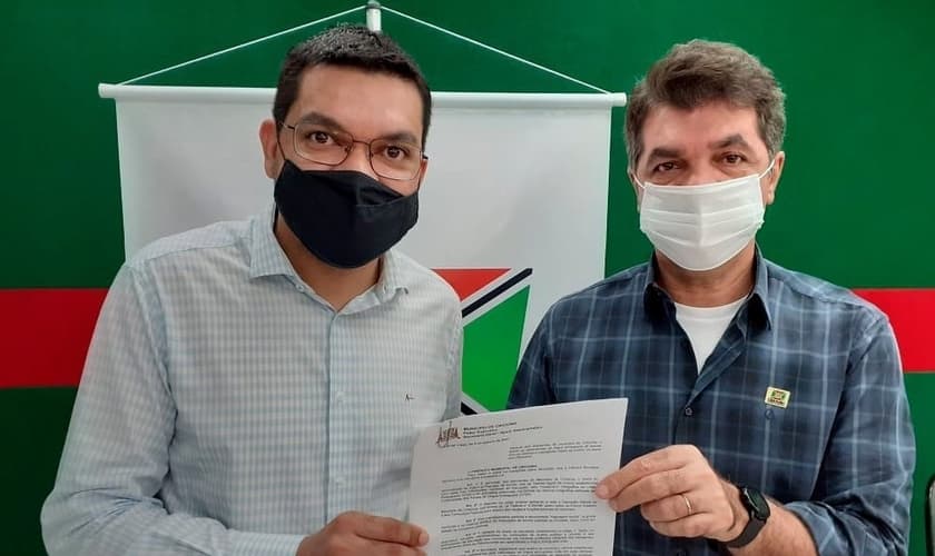 O vereador Obadias Benones apresenta a lei sancionada pelo prefeito Clesio Salvaro, que proíbe o ensino da linguagem neutra de gênero em Criciúma. (Foto: Reprodução / Instagram Obadias Benones)