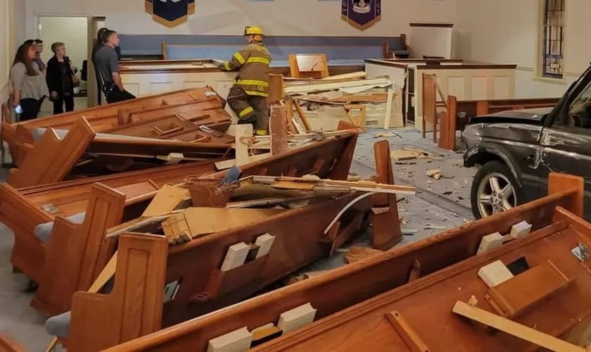 Bancos onde fiéis deveriam estar sentados ficaram destruídos. (Foto: Facebook Mt Pisgah Baptist Church)