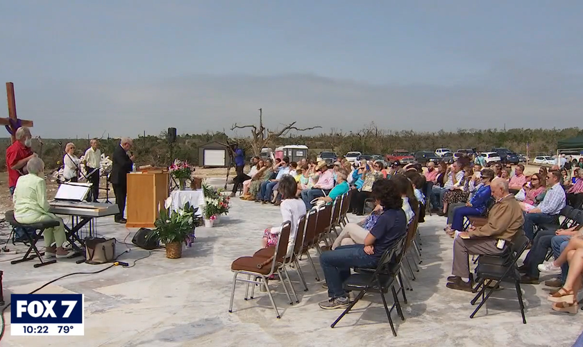 A Primeira Igreja Batista de Cedar Valley, no Texas, foi totalmente destruída. (Foto: Reprodução/Fox 7 Austin).