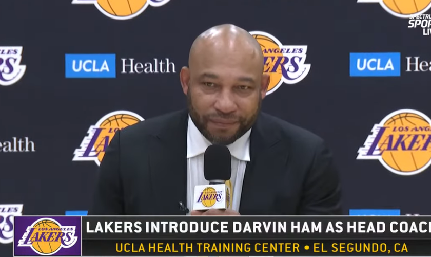Darvin Ham em entrevista coletiva de apresentação como novo treinador do Los Angeles Lakers. (Captura de tela Los Angeles Lakers)